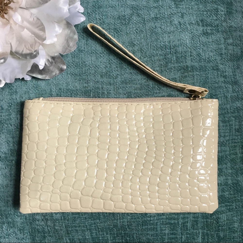 Cream wristlet